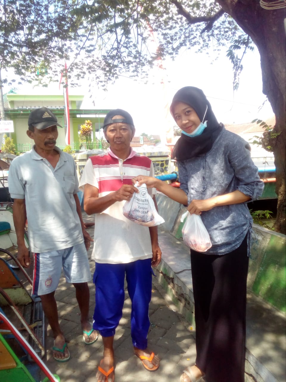 Distribusi daging kurban oleh mahasiswa STIKes Kepanjen (1)